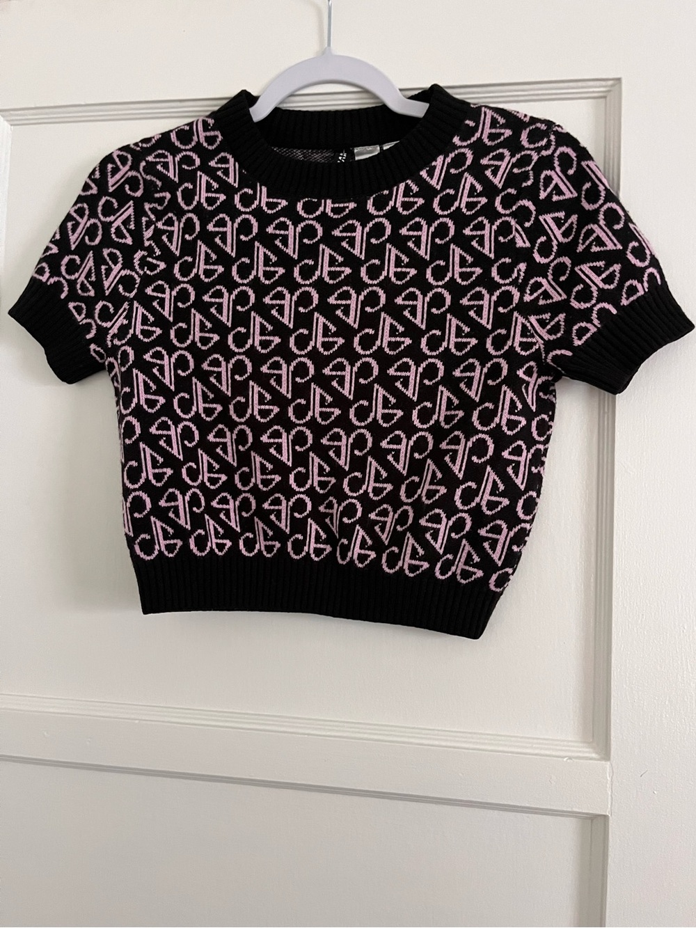 BLACKPINK H&M K-Pop Black Short-Sleeve Knit Top with Pink Logo Pattern